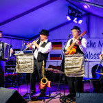 Django Mobil - Akkordeon, Klarinette, Gitarre und Kontrabass auf einer Bühne - open air konzert - akustik band - gipsy jazz klezmer swing