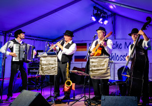 Django Mobil - Akkordeon, Klarinette, Gitarre und Kontrabass auf einer Bühne - open air konzert - akustik band - gipsy jazz klezmer swing 