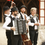 Akkordeon, Kontrabass, Gitarre und Klarinette, open air im freien unplugged für Hochzeit