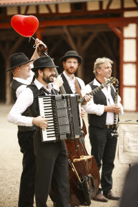 Akkordeon, Kontrabass, Gitarre und Klarinette, open air im freien unplugged für Hochzeit