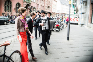 mobile band begleitet das hochzeitspaar von der kirche zum lokal